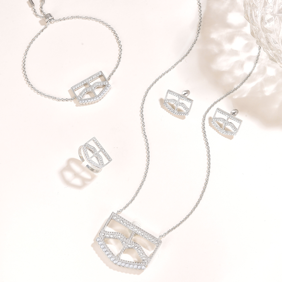 برقع / طقم باللون الفضي