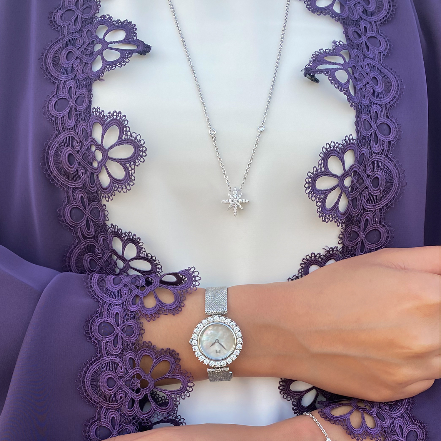 قلادة مون ستار  بتصميم بسيط / اللون الفضي