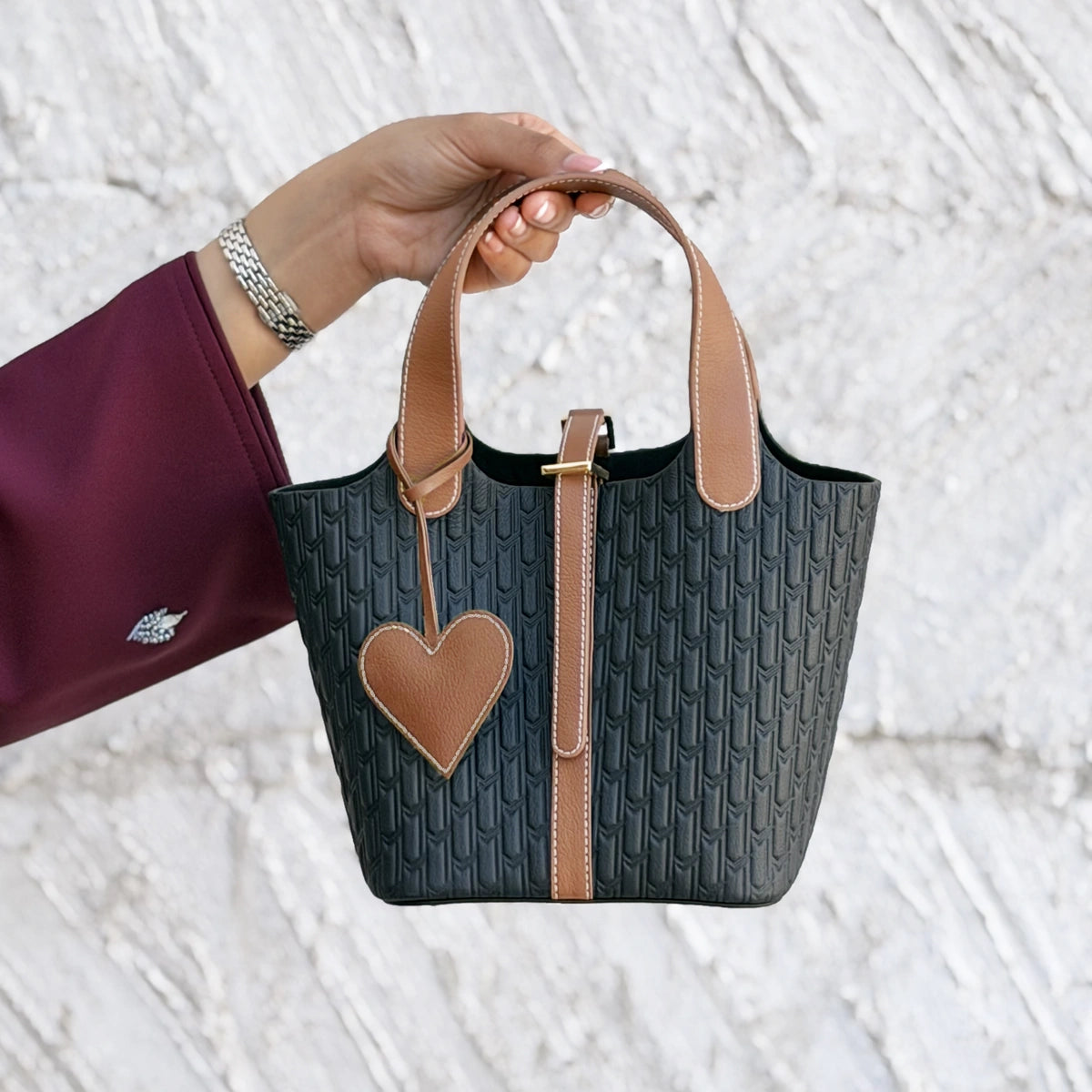 ليذر تشارم / القلب باللون التان