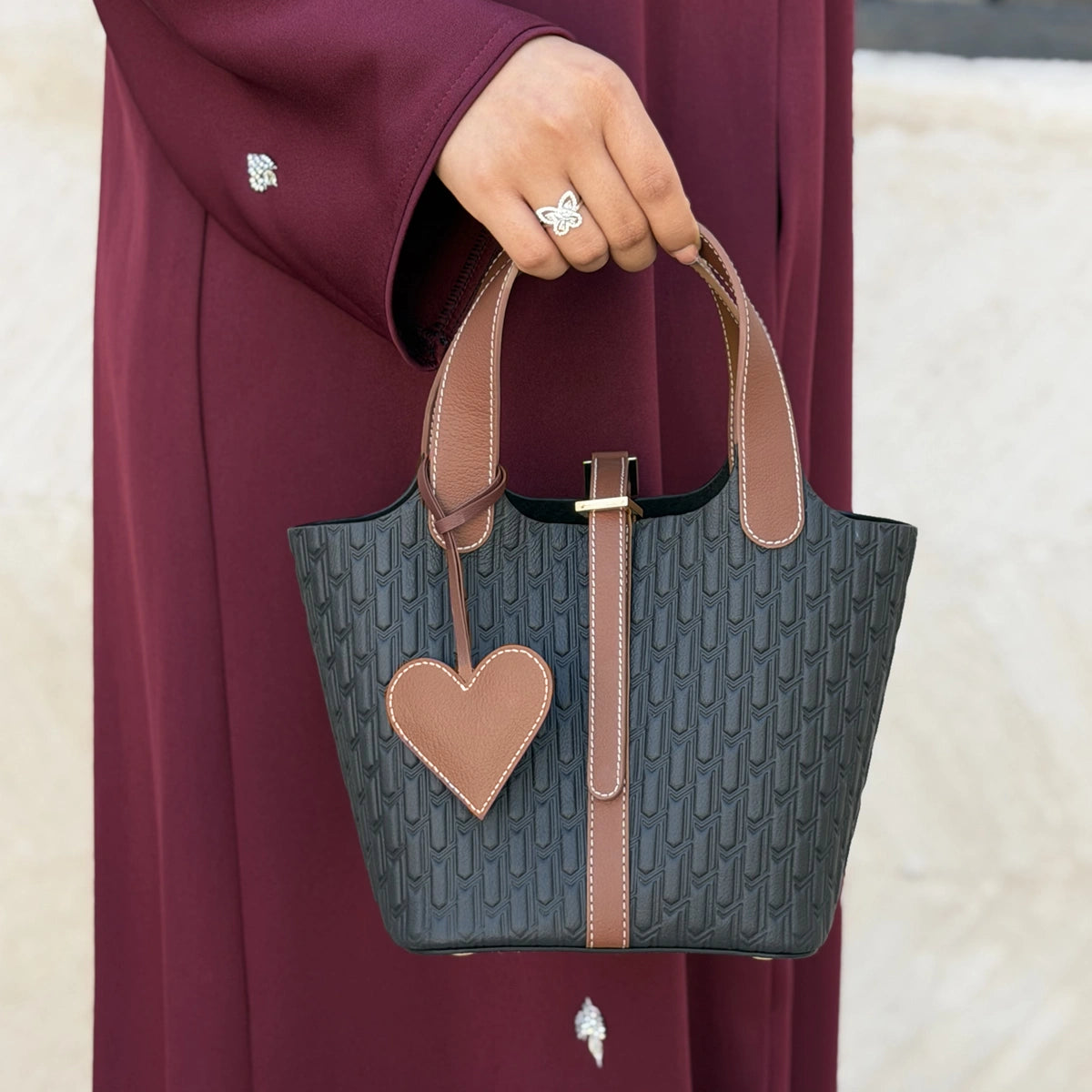 ليذر تشارم / القلب باللون التان