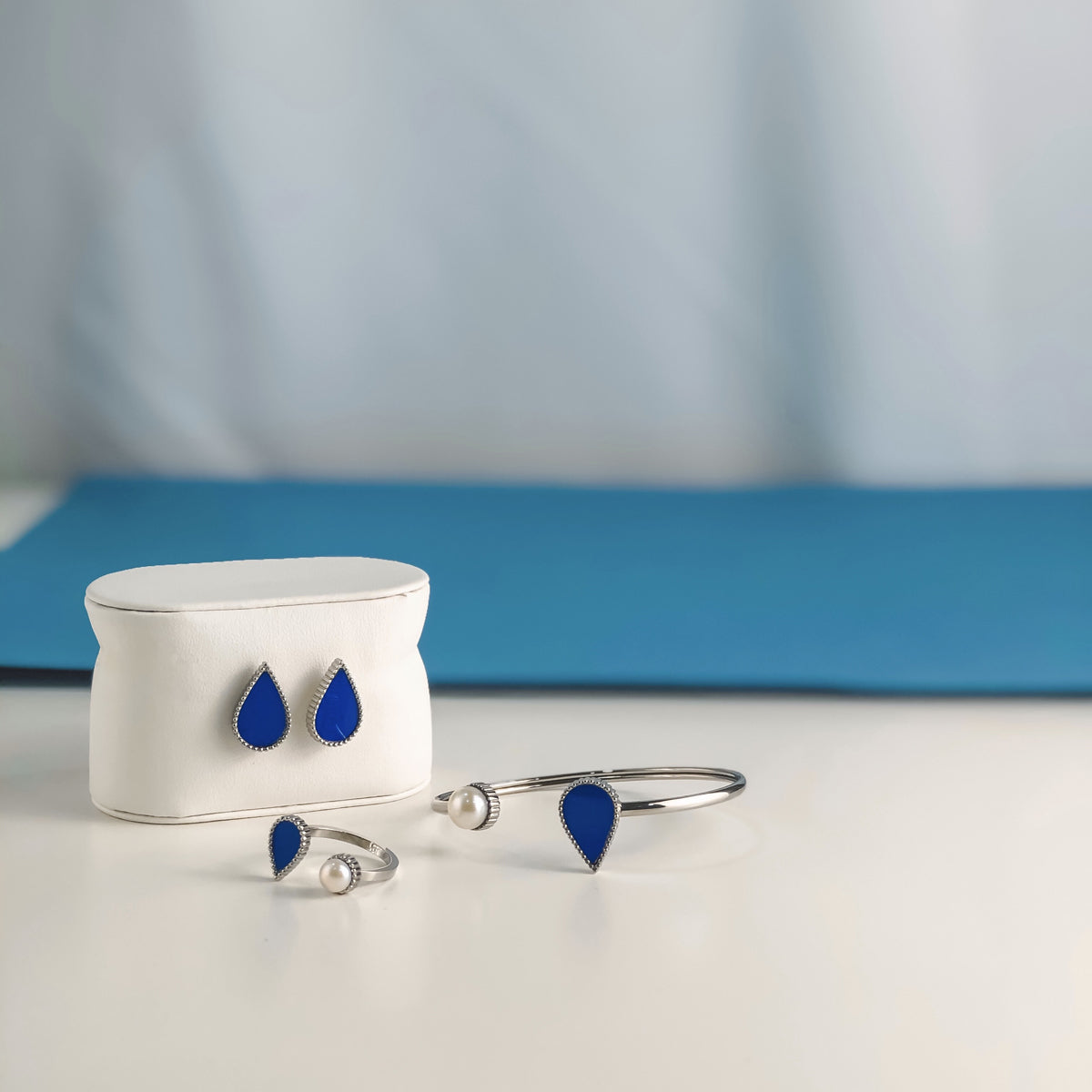 دروب / أقراط الياقوت باللون الفضي