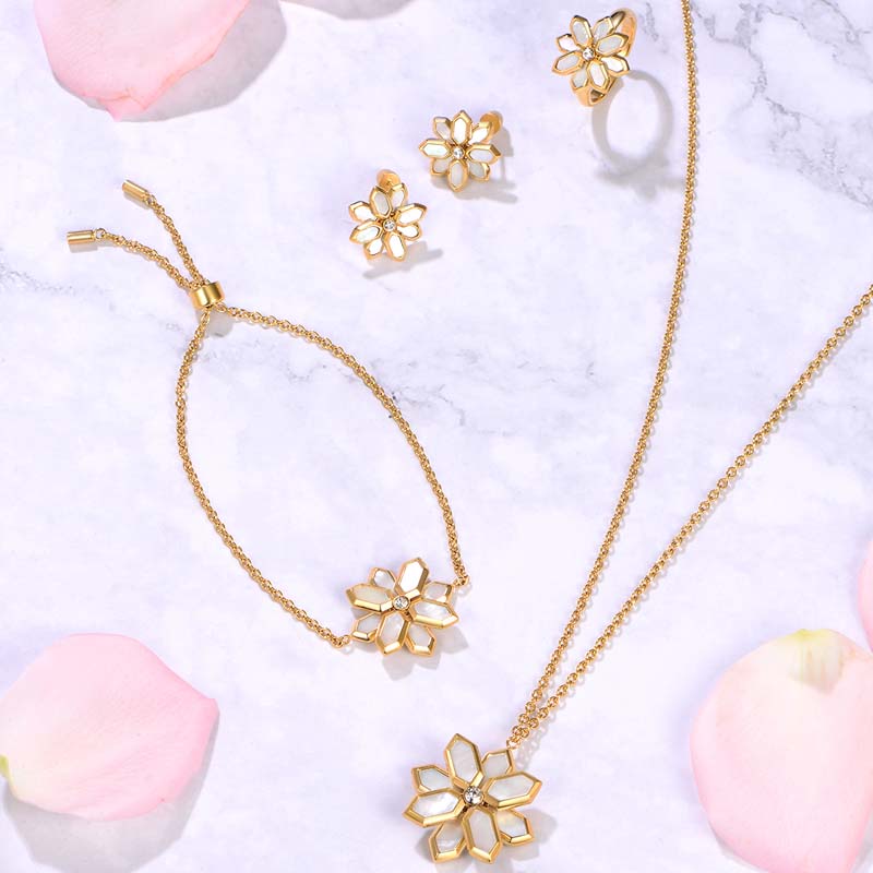 لوتس / أقراط اللؤلؤ باللون  الذهبي