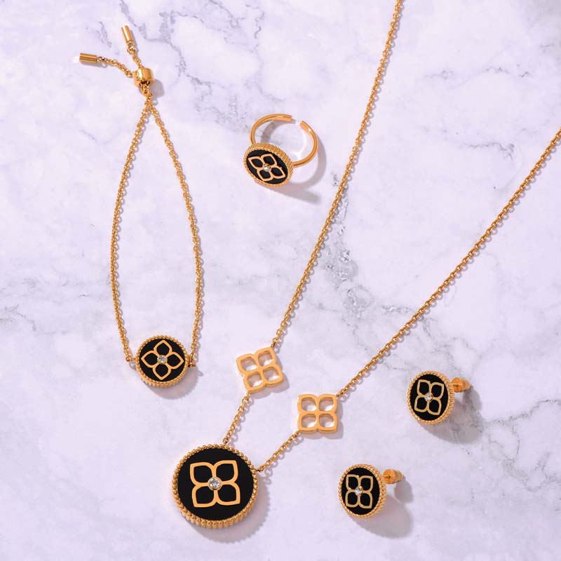 أميرة / خاتم االحجر الأسود باللون الذهبي